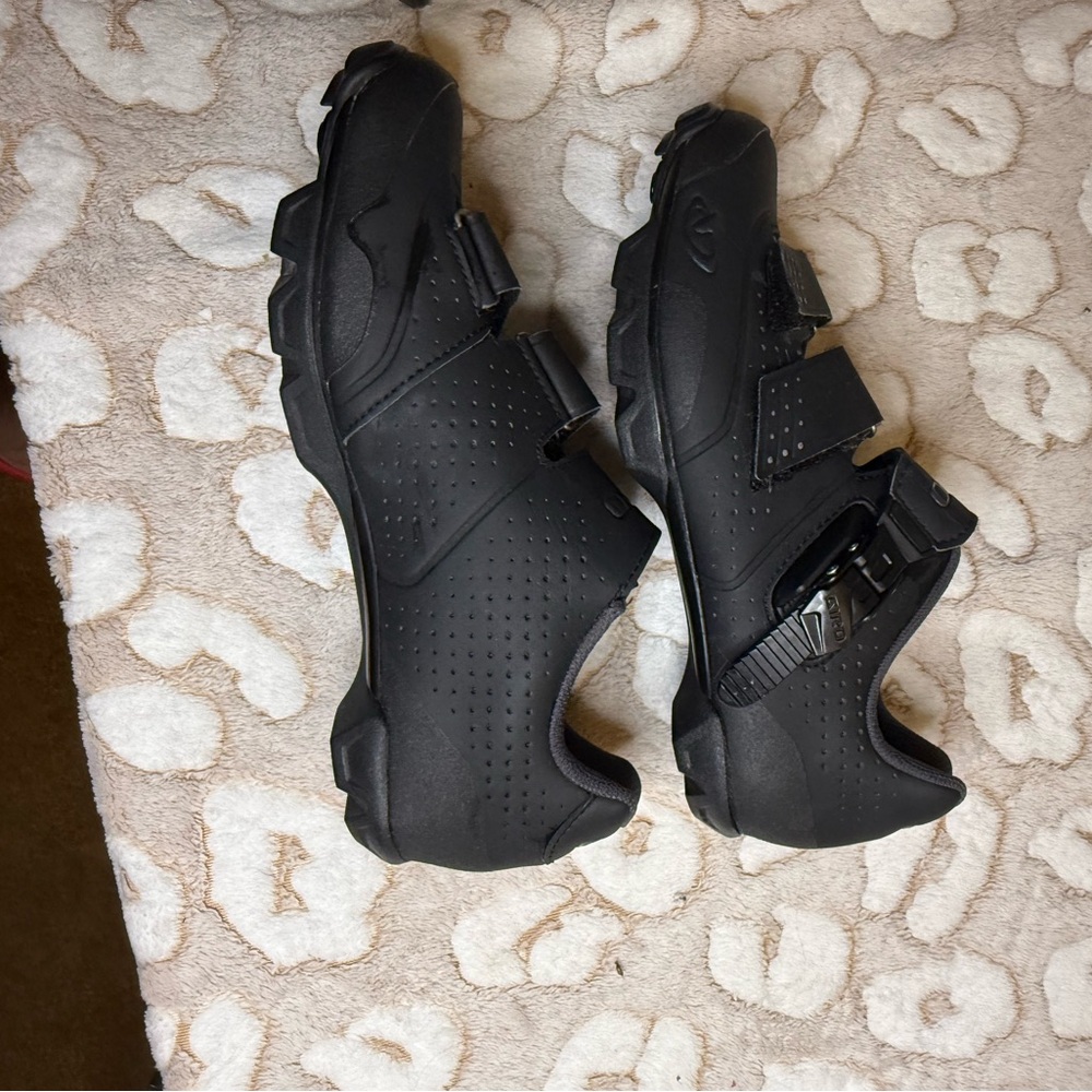 Giro Women's Black Athletic Cycling Shoes - Picture 7 of 8